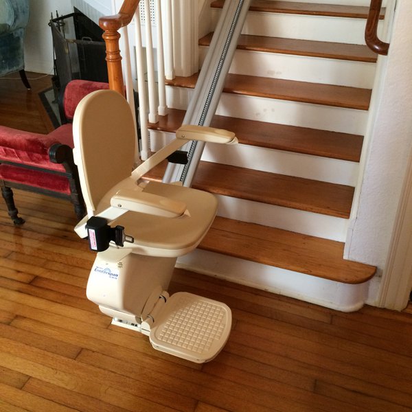 stair lift - Wikimedia commons.jpg